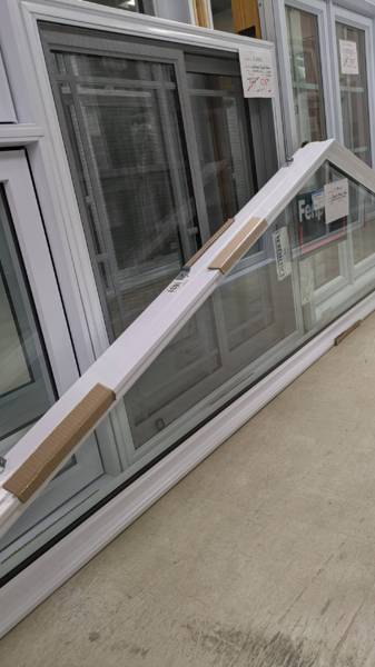 FENETRE TRIANGLE ALLONGÉ BLANC  125 3/4 X(H1-28 1/2)+(H2-6) X 4 1/2 + (PENTE 4/12) + (AVEC GARANTIE)