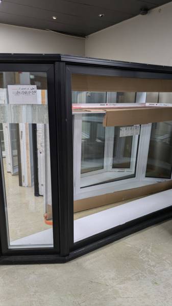 FENETRE BAIE WINDOW PVC NOIR + BATTANT + MOULURE J  128 1/2 X 66 3/4 X 19