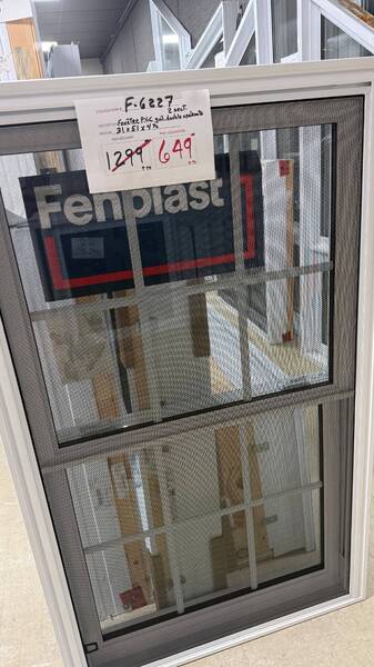 FENETRE GUILLOTINE PVC BLANC DOUBLE OPÉRANTE AVEC CARRELAGE 31 X 51 X 4 1/2