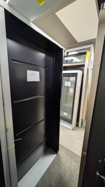 PORTE DROITE NOIR  37 1/2 X  82 1/2  X 9 1/4